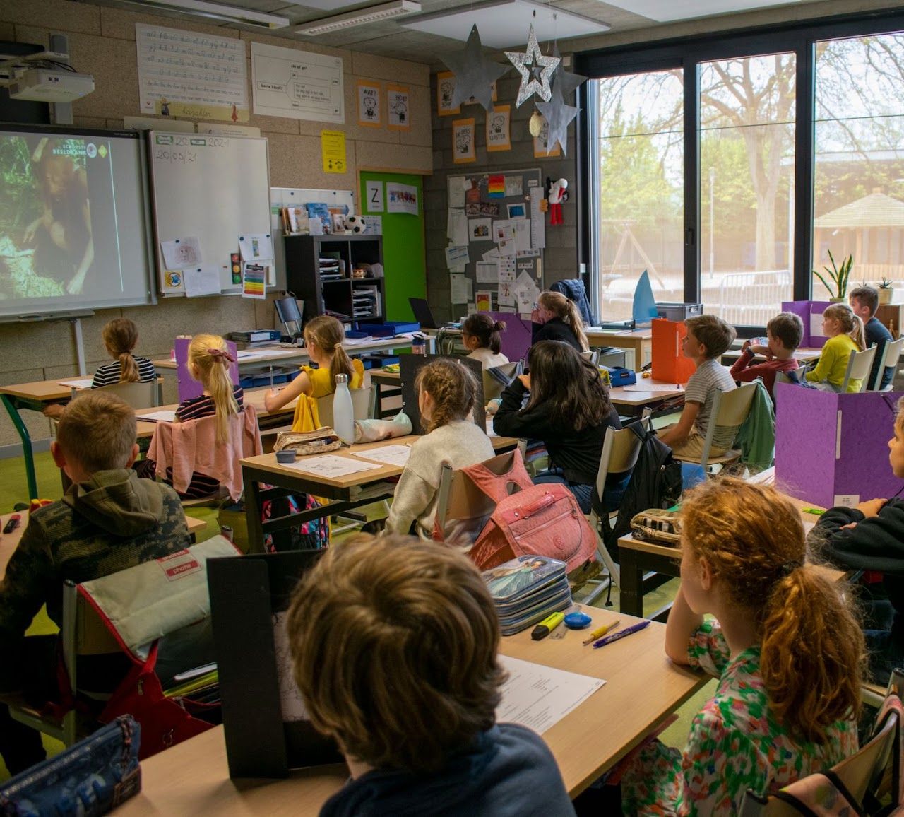 Leerlingen aan het werk in een drukke klas